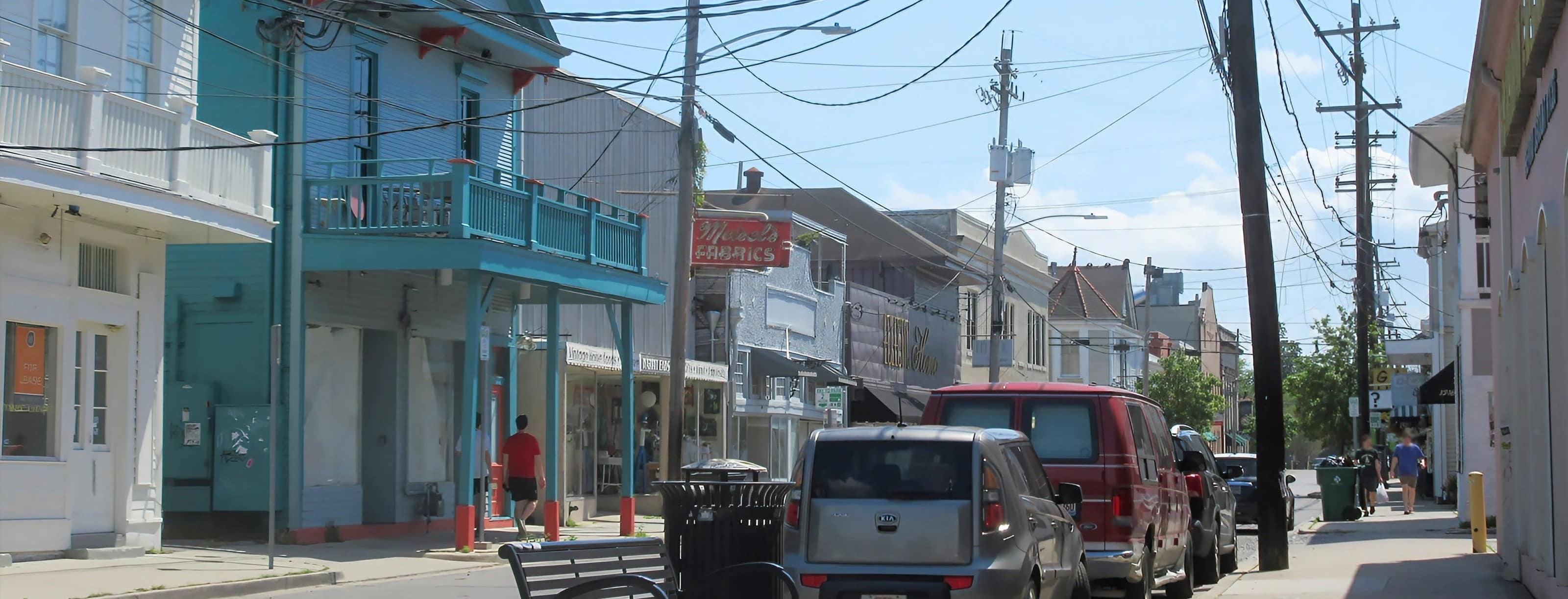 New Orleans Oak Street during the day